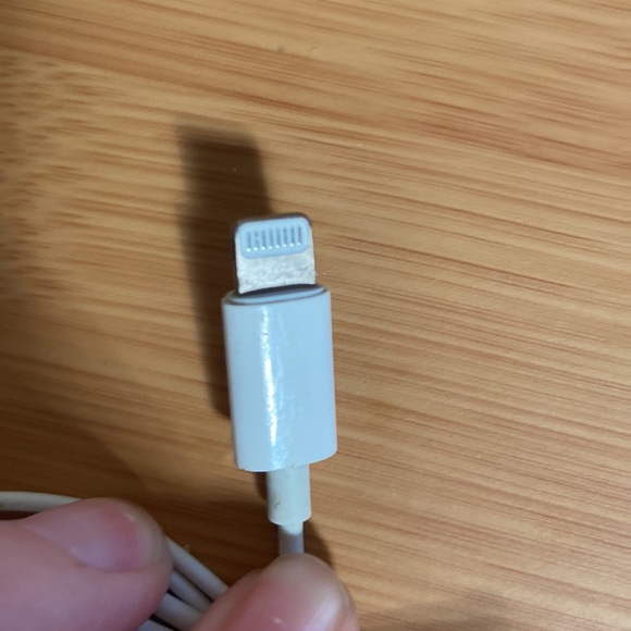 Apple EarPods with lightning cable, classic white works w/ iPhone, iPad & iPod - Picture 2 of 4